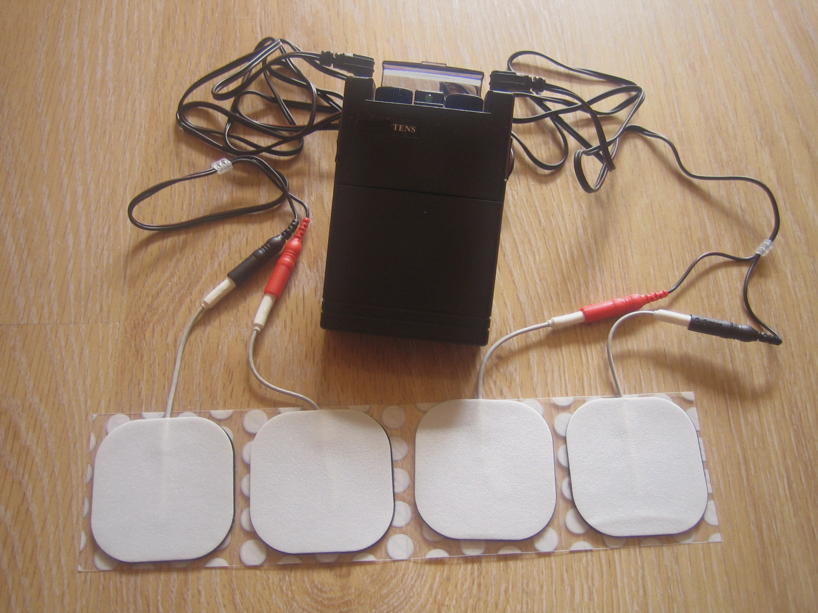 Appareil TENS et ses électrodes, photo d’illustration